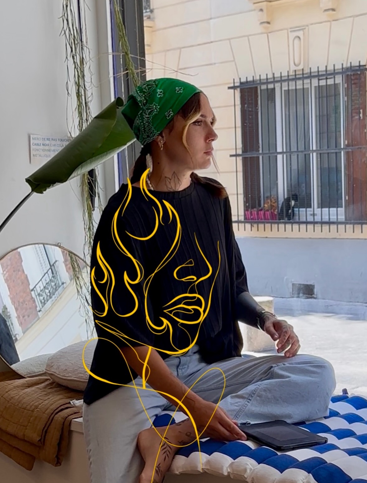 Laurie Morcx (Mowgli Tattoo), tatoueuse fineline et abstrait, dans son studio de Paris 11e