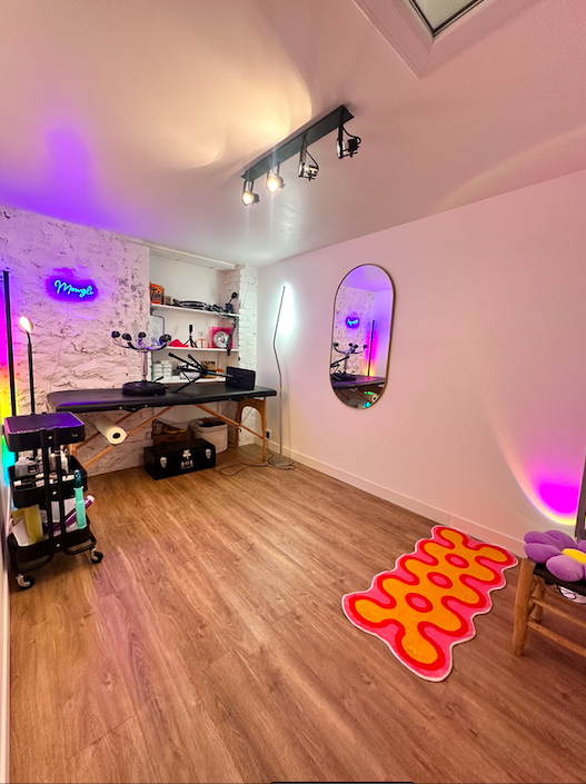 Le studio de Mowgli Tattoo à Paris 11e, où sont réalisés les tatouages fineline et abstraits